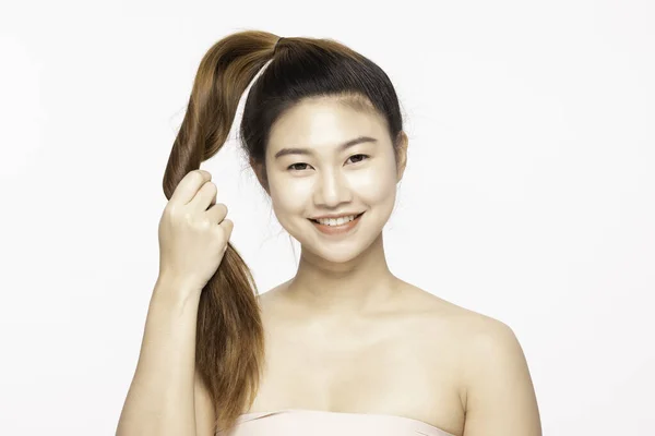 美しい魅力的なアジアの女性の笑顔と彼女の髪はとても幸せと白の背景に隔離された健康な肌で陽気な滑らかなタッチ 美容化粧品のコンセプト — ストック写真