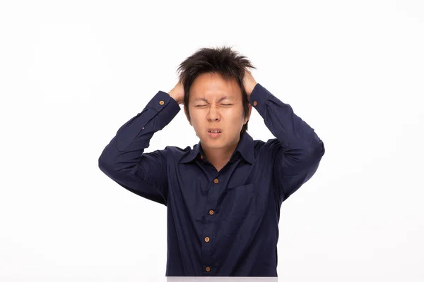 Азиатский Мужчина Стресс Головная Боль Мигрень Изолированы Белом Фоне Концепция — стоковое фото
