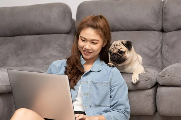 Hermosa Atractiva Mujer Asiática Escribiendo Trabajando Ordenador Portátil Con Perro — Foto de Stock