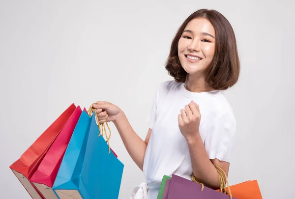 Compras Mujer Asiática Con Pelos Cortos Sonrisa Celebración Bolsas Compras —  Fotos de Stock