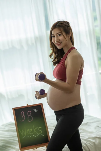 Glad Vacker Attraktiv Gravid Asiatisk Kvinna Står Nära Fönster Och — Stockfoto