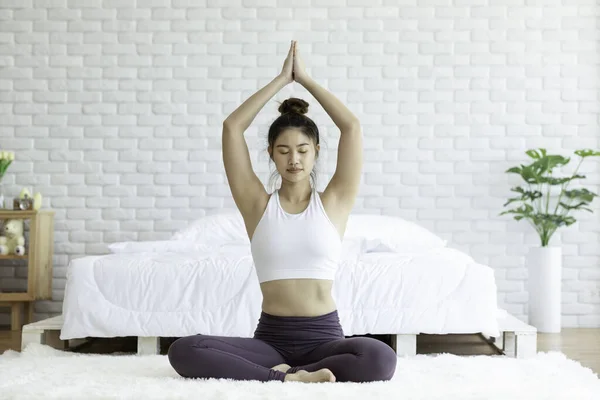 Wanita Asia Yang Menarik Berlatih Yoga Teratai Berpose Untuk Meditasi — Stok Foto