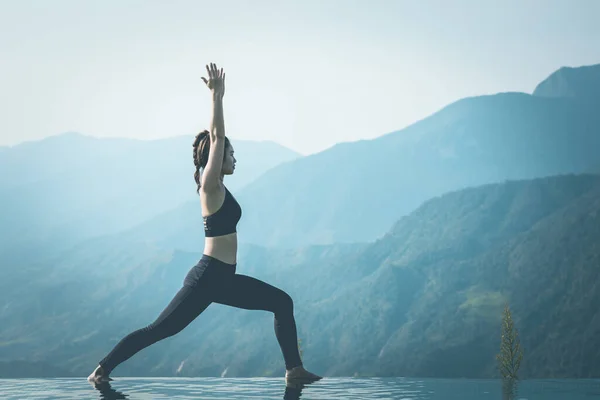 Schöne Attraktive Asiatische Frau Praktiziert Yoga Kriegerin Oder Virabhadrasana Pose — Stockfoto