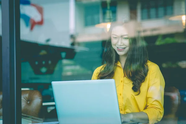 Vacker Attraktiv Asiatisk Kvinna Som Arbetar Med Dator Laptop Och — Stockfoto