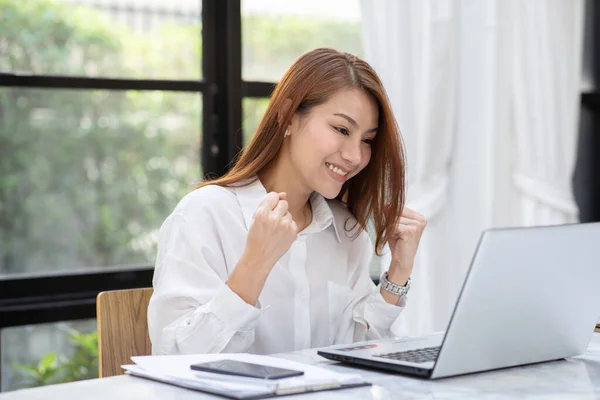 Beautiful Attractive Asian Woman Celebrate Laptop Success Job Feeling Happy — Stok Foto