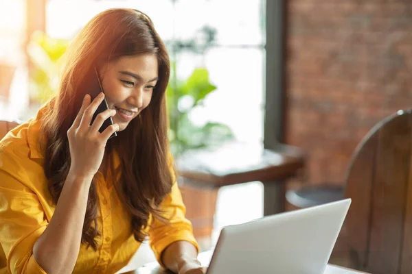 Beautiful Attractive Asian Woman Working Laptop Smile Talking Customer Smartphone — Stock Photo, Image