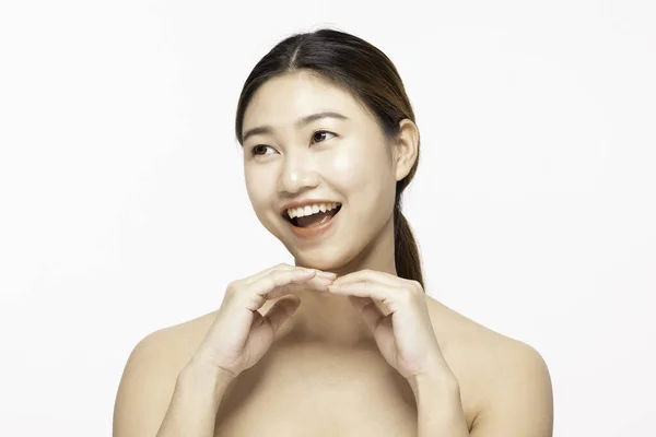 美丽迷人的亚洲女人面带微笑 带着展示化妆品的复制空间把目光移开让人惊讶健康 美的概念 — 图库照片