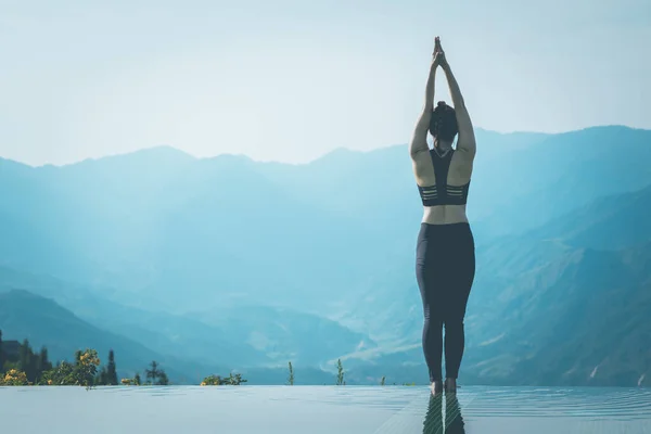 Linda Mulher Asiática Atraente Praticar Ioga Surya Namaskar Exercício Ekam — Fotografia de Stock