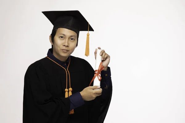 Asijský Absolvent Muž Čepici Šaty Úsměv Certifikovaným Nebo Diplom Tak — Stock fotografie