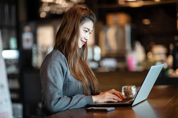 Vacker Attraktiv Verksamhet Asiatisk Kvinna Som Arbetar Med Bärbar Dator — Stockfoto