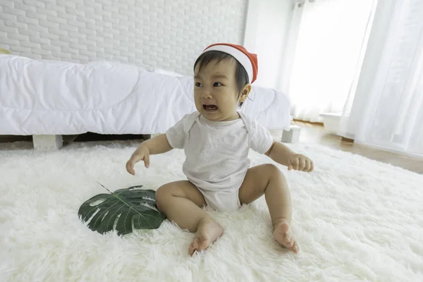 Bayi Asia Manis Yang Cantik Mengenakan Kostum Santa Hat Duduk — Stok Foto