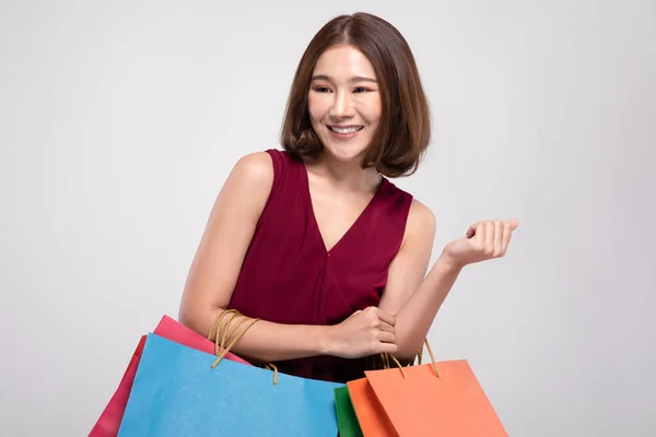 Shopping Donna Asiatica Con Capelli Corti Sorriso Indossa Abito Rosso — Foto Stock