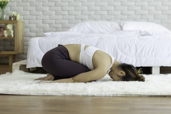 Çekici Asyalı Kadın Yoga Yapıyor Çocuk Sabah Uyandıktan Sonra Yatak — Stok fotoğraf