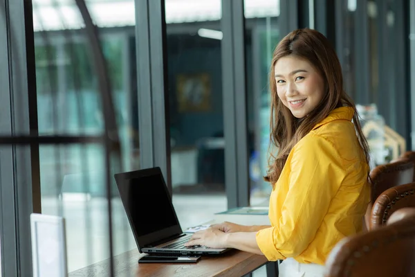 Wanita Asia Atraktif Yang Cantik Bekerja Dengan Laptop Komputer Dan — Stok Foto
