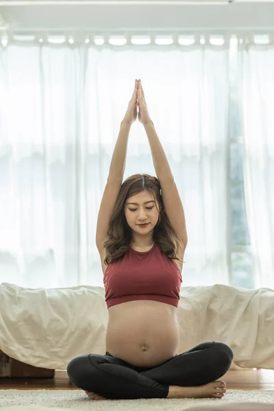 Happy Atrakcyjne Azjatki Ciąży Praktyka Jogi Lotos Pozować Medytacji Uśmiech — Zdjęcie stockowe
