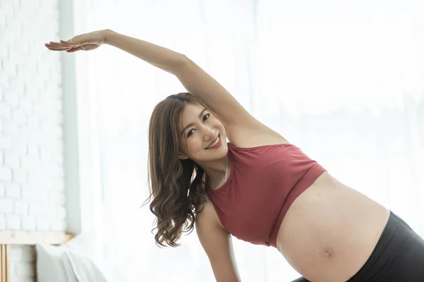 Happy Attractive Asian Gravid Kvinna Utövar Yoga Sida Stretching Pose — Stockfoto