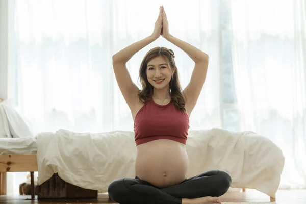 Happy Attractive Asian Gravid Kvinna Utövar Yoga Lotus Poserar Till — Stockfoto