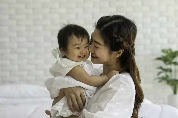 Ibu Cantik Bahagia Memegang Dan Mencium Bayi Asia Manis Manis — Stok Foto