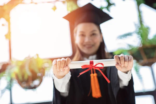 Graduada Dando Certificado Celebrando Con Certificado Mano Sintiéndose Tan Feliz —  Fotos de Stock