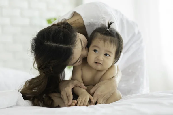 Ibu Cantik Bahagia Pelukan Dan Cute Manis Bayi Asia Menggemaskan — Stok Foto