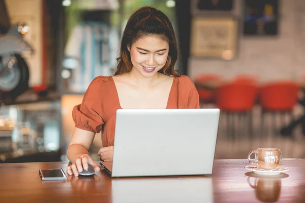 美しい魅力的なビジネスアジアの女性がノートパソコンで作業し 笑顔を監視し 肯定的な感情的な感情を持っているので ビジネススタートアップコンセプト 暖かいトーン — ストック写真