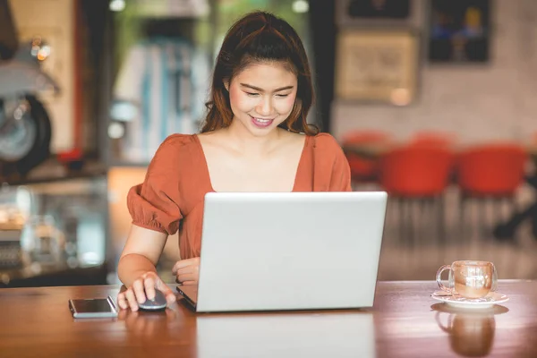 Vacker Attraktiv Verksamhet Asiatisk Kvinna Som Arbetar Med Bärbar Dator — Stockfoto