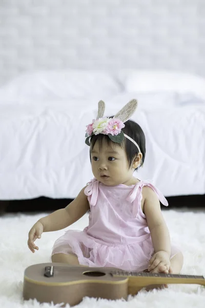 Bonito Doce Adorável Bebê Asiático Vestindo Vestido Rosa Sentado Tapete — Fotografia de Stock
