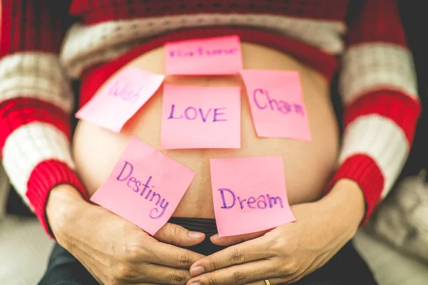 Zwangere Vrouw Met Een Plakkerige Noot Schrijven Liefde Emotioneel Plakkerige — Stockfoto