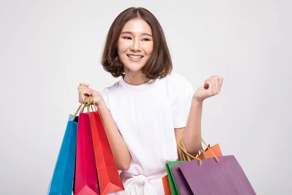 Compras Mujer Asiática Con Pelos Cortos Sonrisa Celebración Bolsas Compras — Foto de Stock
