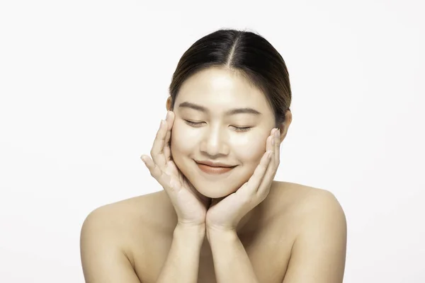 美丽的年轻亚洲女人手牵着手闭上她的眼睛微笑着 带着健康 清新的肌肤 与洁白的背景隔离 美丽的美容美感 — 图库照片