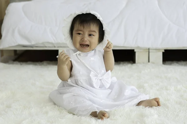 Sevimli Sevimli Sevimli Sevimli Asyalı Beyaz Elbiseli Halıda Oturan Ağlayan — Stok fotoğraf