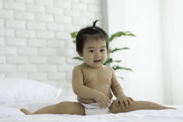 Bayi Asia Yang Manis Dan Manis Mengenakan Gaun Putih Duduk — Stok Foto