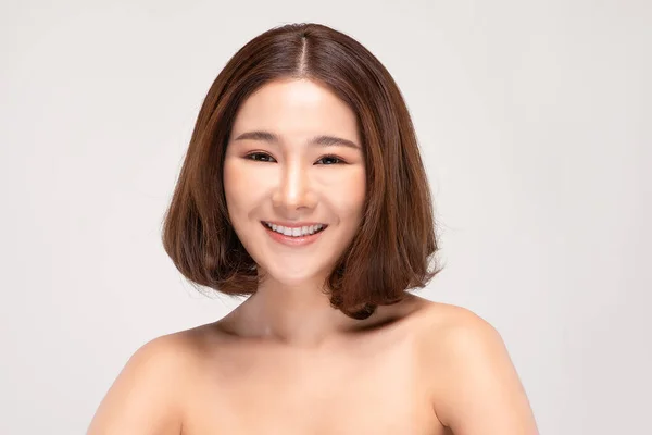 카메라를 아름다운 아시아 여성은 깨끗하고 행복과 긍정적 감정과 화장품 컨셉으로 — 스톡 사진