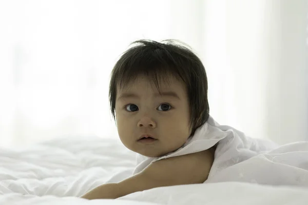 Bayi Asia Yang Manis Dan Manis Mengenakan Gaun Putih Berbaring — Stok Foto