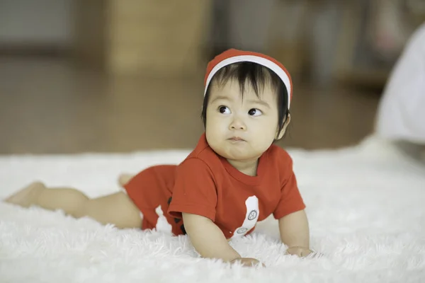 Niedliches Süßes Entzückendes Asiatisches Baby Mit Weihnachtsmütze Und Stoffkostüm Lächelnd — Stockfoto