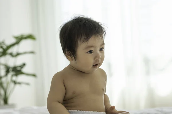 Bayi Asia Yang Manis Dan Manis Mengenakan Gaun Putih Duduk — Stok Foto