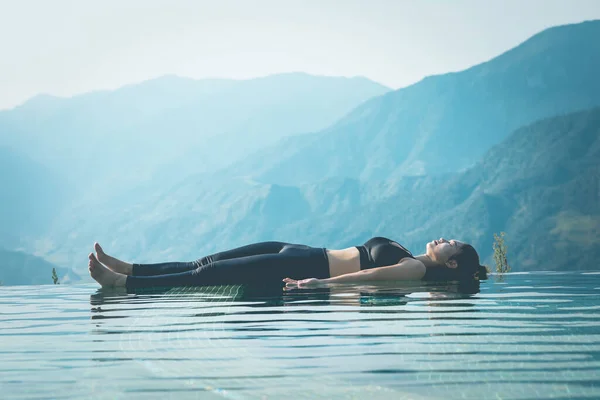 Mooie Aantrekkelijke Aziatische Vrouw Oefenen Yoga Dode Lichaam Savasana Het Rechtenvrije Stockfoto's