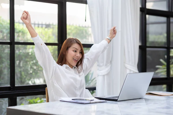 Beautiful Attractive Asian Woman Celebrate Laptop Success Job Feeling Happy — Stok Foto