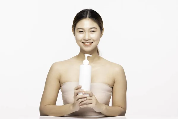 Attraktive Junge Asiatische Frau Mit Weißen Zähnen Die Eine Weiße — Stockfoto