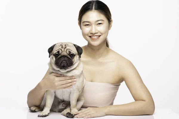 Schöne Attraktive Charmante Junge Asiatin Lächelt Mit Ihrer Hunderasse Mops — Stockfoto