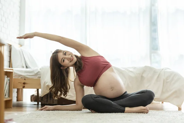 Gelukkig Aantrekkelijk Aziatisch Zwangere Vrouw Oefenen Yoga Kant Stretching Houding — Stockfoto