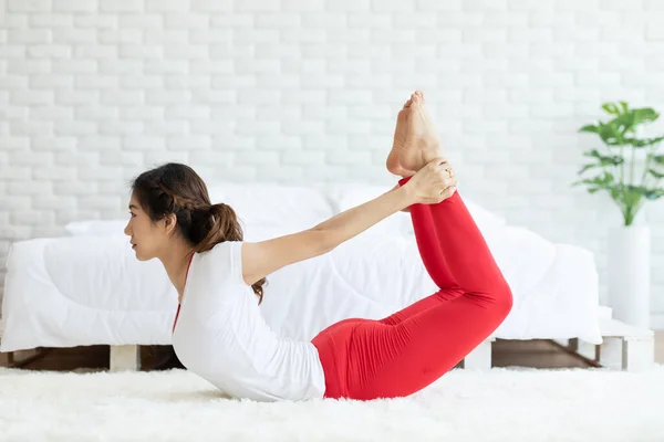 Wanita Asia Yang Menarik Perhatian Berlatih Yoga Bow Atau Dhanurasana — Stok Foto
