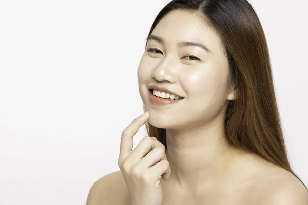 美丽的年轻亚洲女人在触摸中国的同时 有着健康 清新的肌肤 有着洁白的背景 美丽的美容美感 — 图库照片