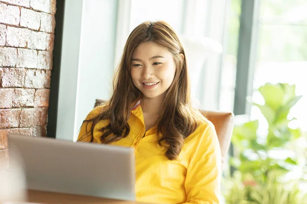 Прекрасна Приваблива Жінка Азії Яка Працює Ноутбуком Дивиться Посмішку Монітора — стокове фото