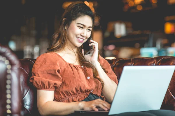 Vacker Attraktiv Asiatisk Kvinna Som Arbetar Med Bärbar Dator Leende — Stockfoto