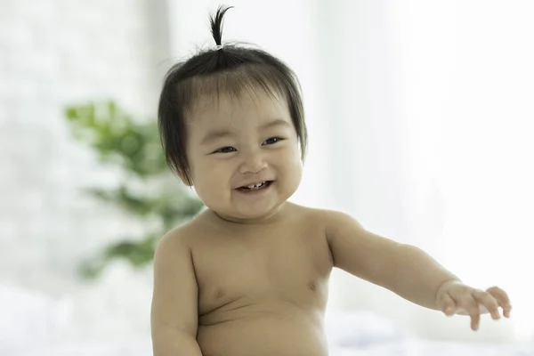 Bayi Asia Yang Manis Dan Manis Mengenakan Gaun Putih Duduk — Stok Foto