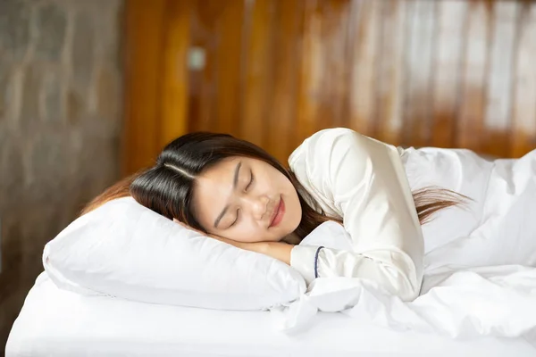Mooie Aantrekkelijke Aziatische Vrouw Dragen Pyjama Slapen Sluiten Haar Ogen — Stockfoto