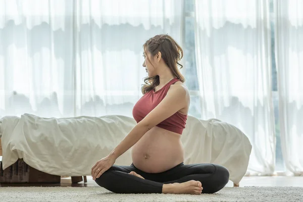 Gelukkig Aantrekkelijk Aziatisch Zwangere Vrouw Oefenen Yoga Zittend Twist Houding — Stockfoto