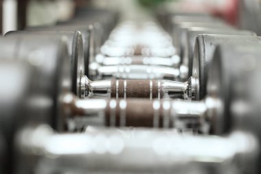 Spor salonundaki dambıllar antremana hazır, seçici odaklanma