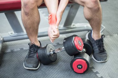 Spor salonunda dambılla antreman yaptıktan sonra bilek ağrısı.